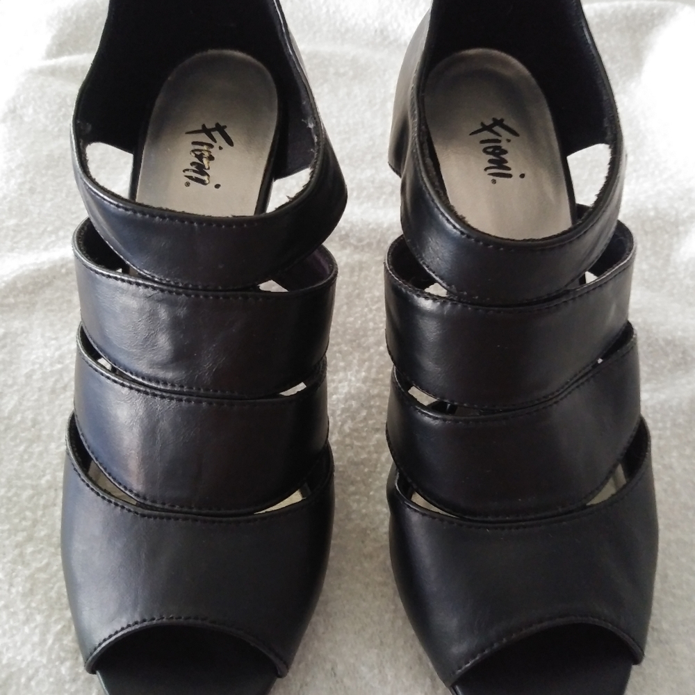 Sandals - Picture 4 of 9
